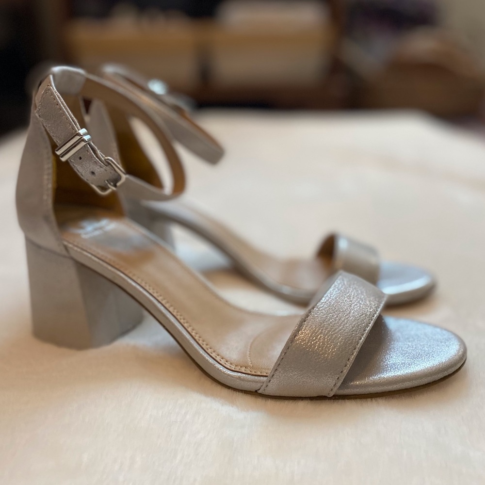 ✨ Silver block heel
